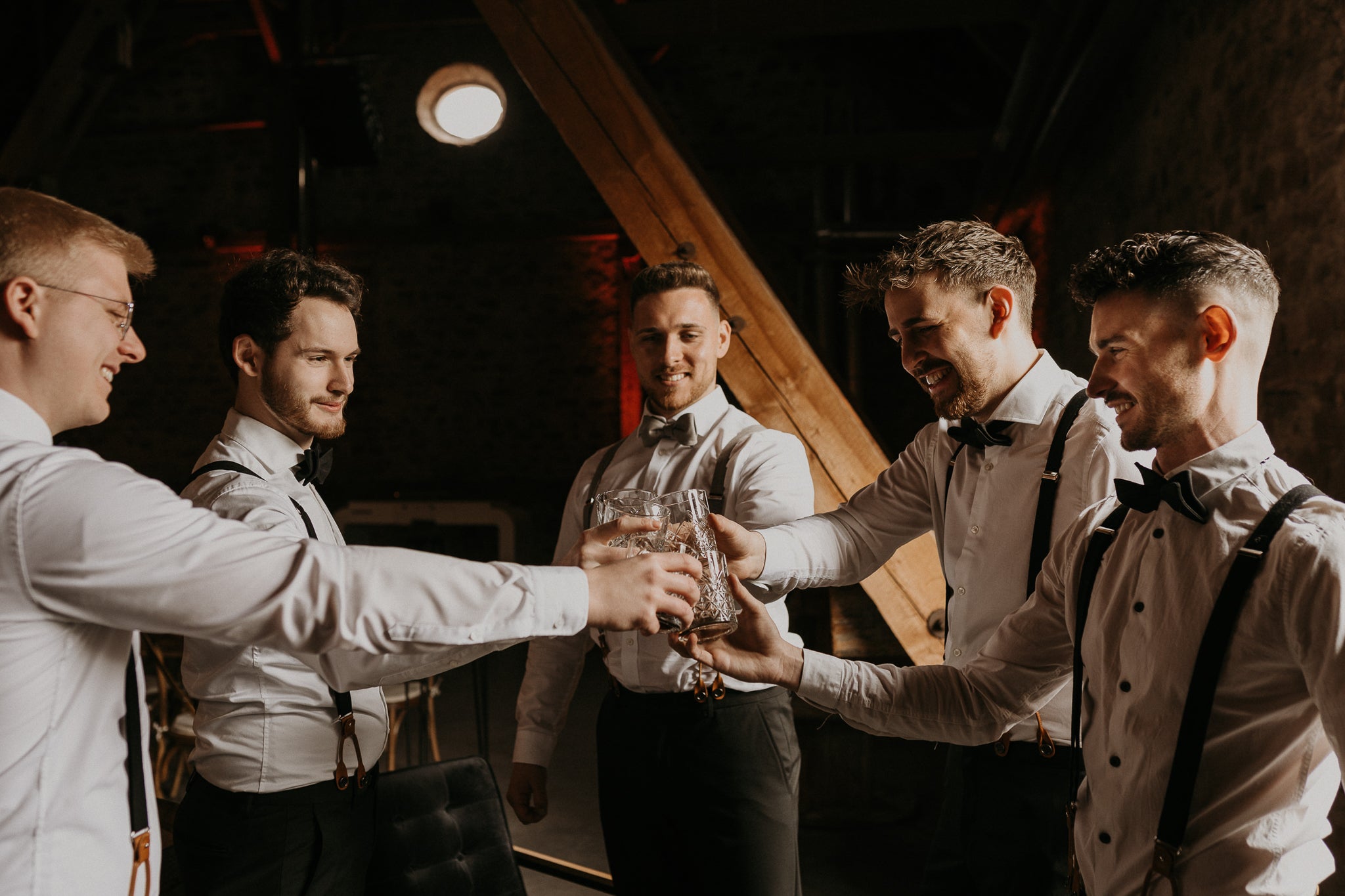 adambows-inspiration-grooms-circle-groomsmen-hochzeit-fliege-hosentrager-piet-taupe-7.jpg