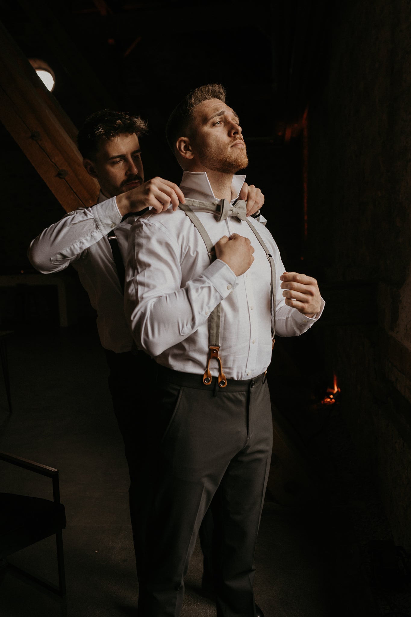 adambows-inspiration-grooms-circle-groomsmen-hochzeit-fliege-hosentrager-piet-taupe.jpg