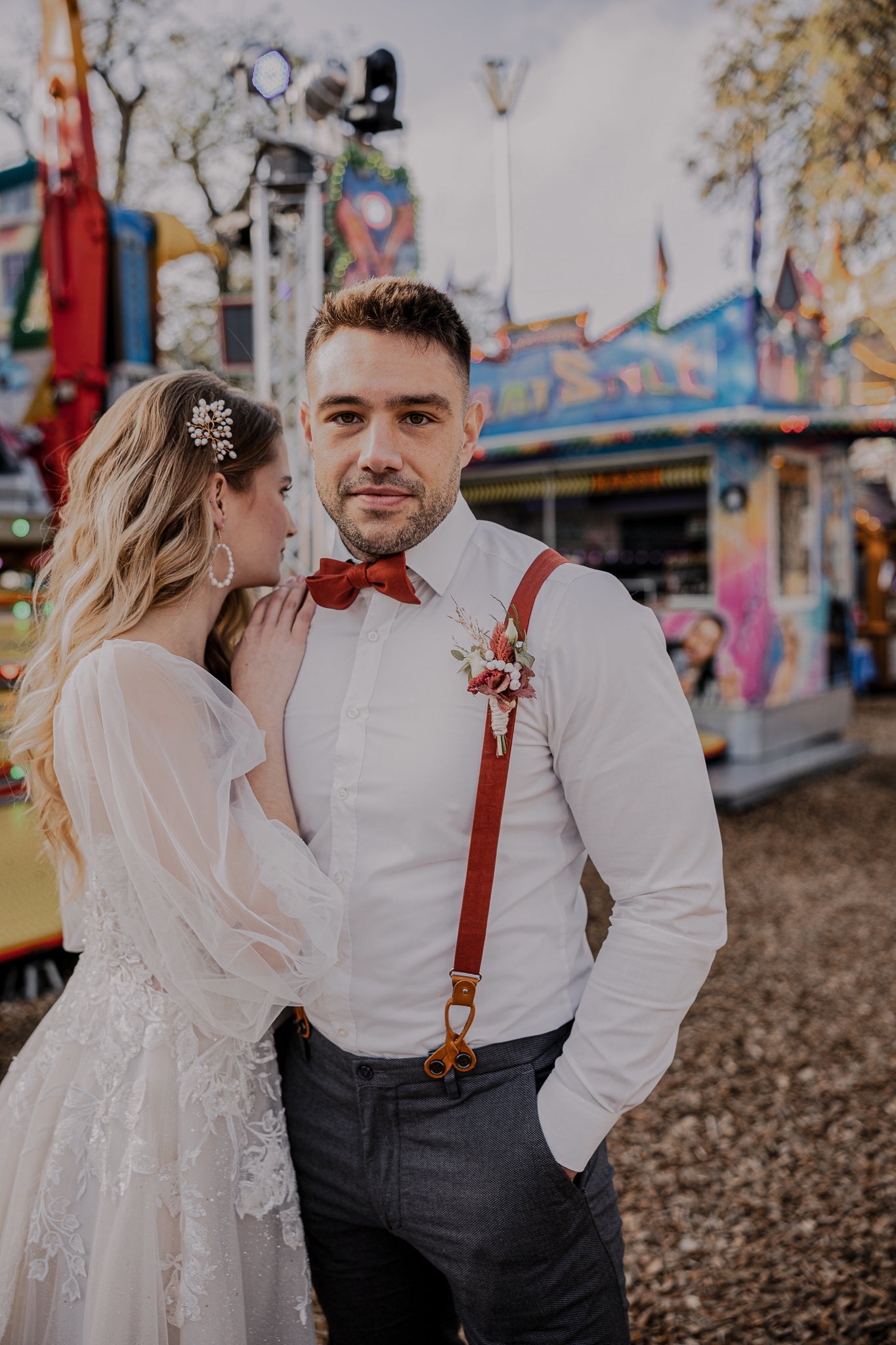 adambows-inspiration-lJahrmarktzauber-hochzeit-fliege-frederik-rostrot-2.jpg