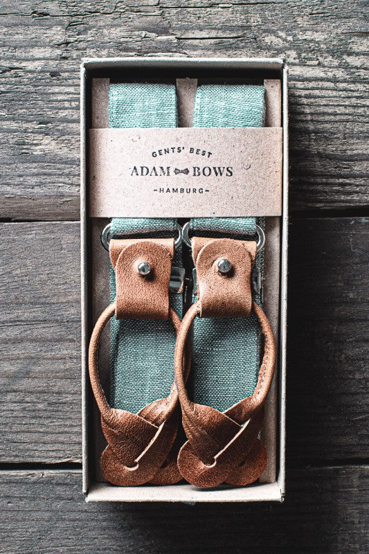 Salbeigrüne Hosenträger im Packaging