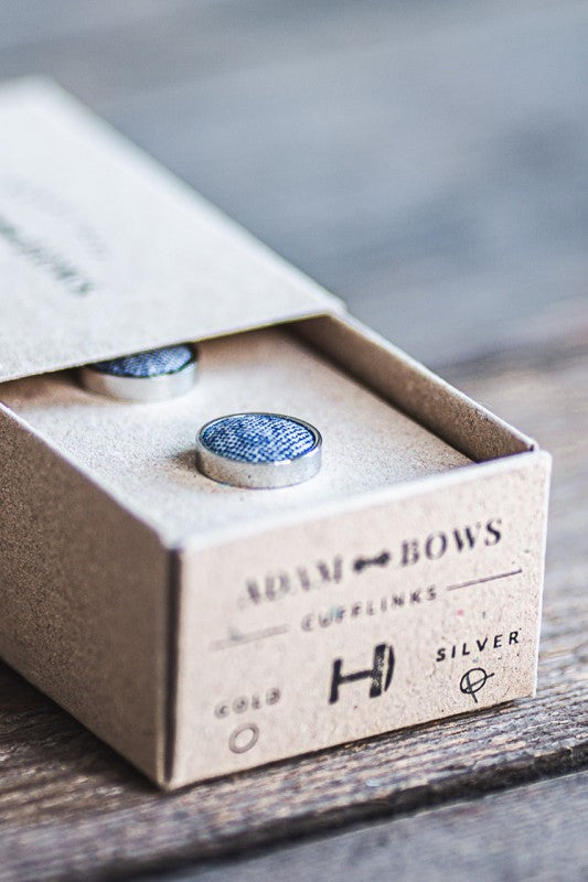 Blaue Manschettenknöpfe im Packaging