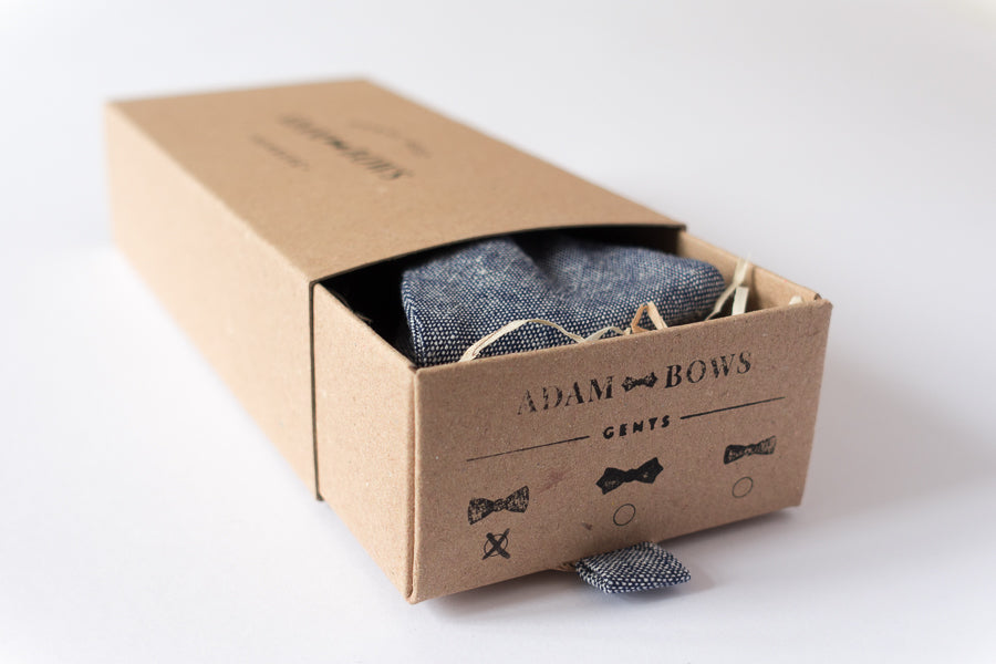 adam-bows-herren-fliege-packaging-blau-hugo