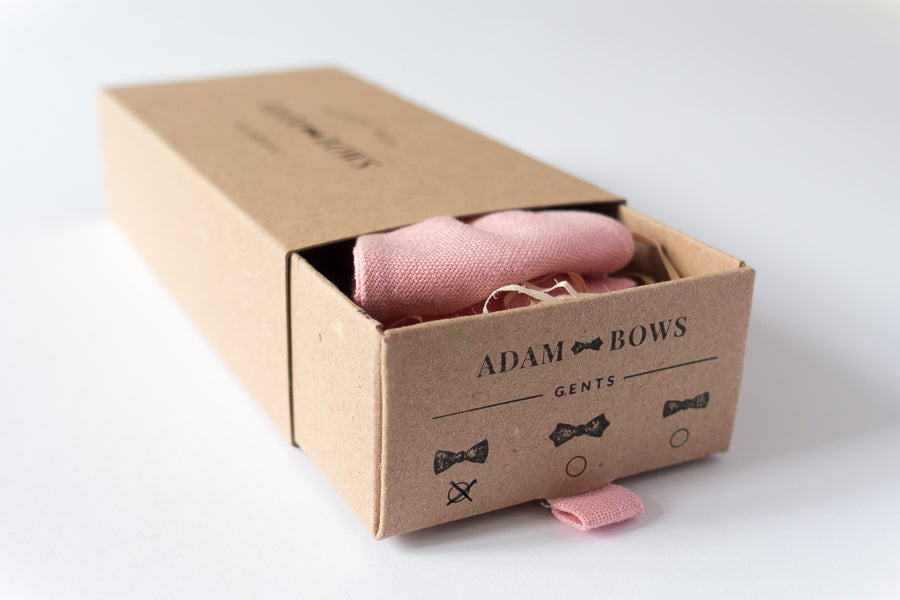 adam-bows-herren-fliege-packaging-rosa-jean