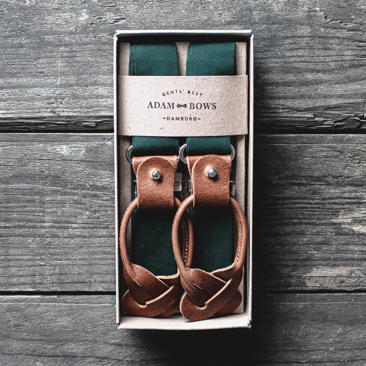 adam-bows-hosentraeger-hochzeit-wald-gruen